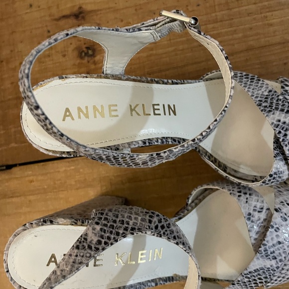 ANNE KLEIN SNAKESKIN HEELS SIZE 9 - Picture 6 of 6